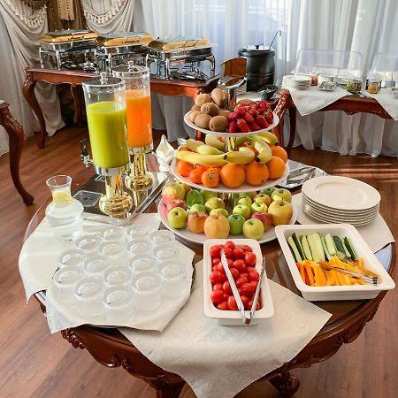 Gregory Boutique Hotel Kisinyov Kültér fotó A buffet at a hotel