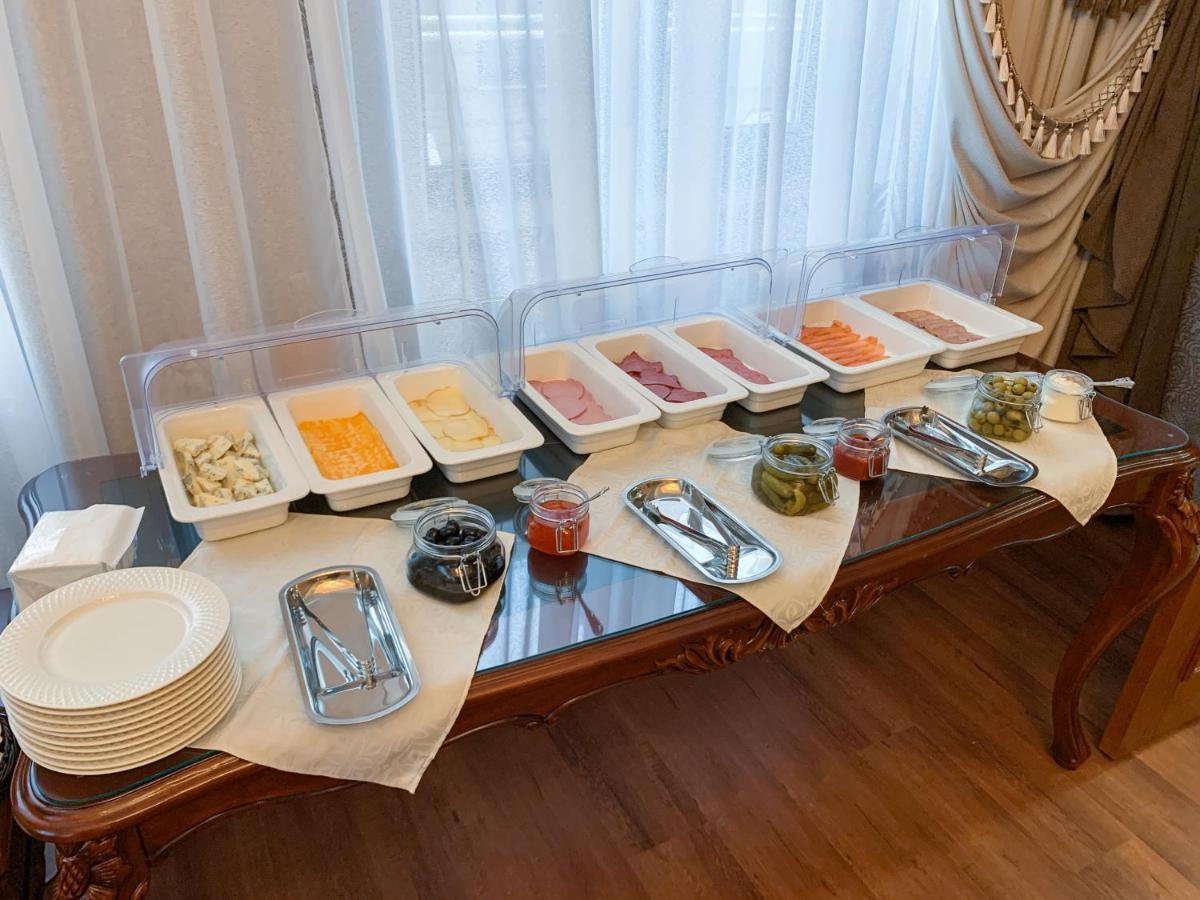 Gregory Boutique Hotel Kisinyov Kültér fotó A buffet at a hotel