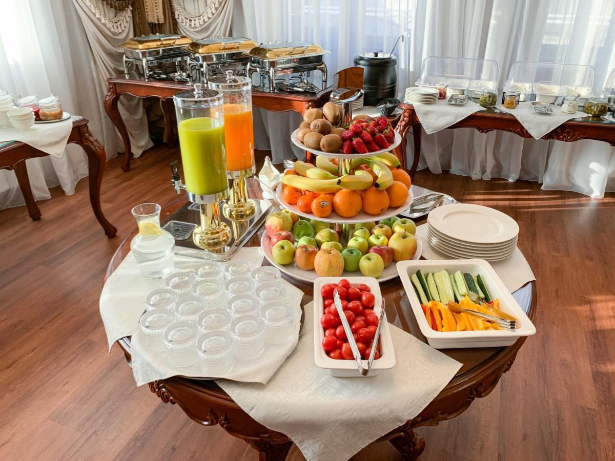 Gregory Boutique Hotel Kisinyov Kültér fotó A buffet at a hotel