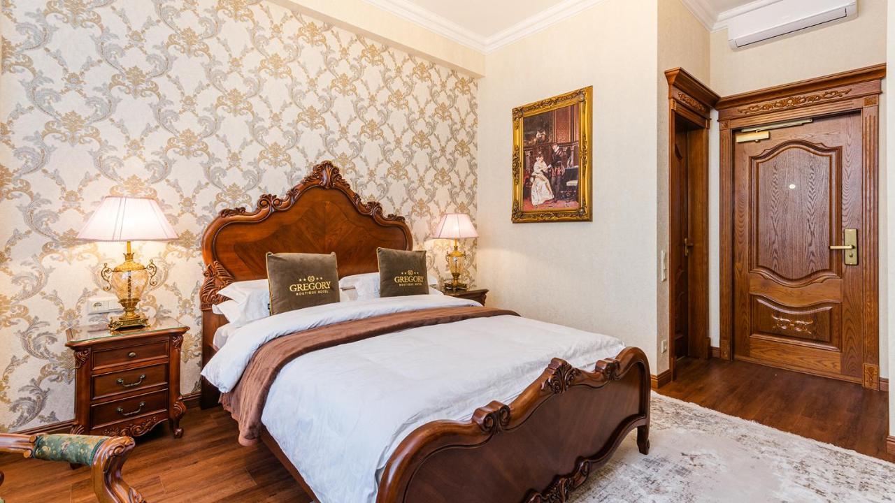 Gregory Boutique Hotel Kisinyov Kültér fotó A bedroom at the hotel