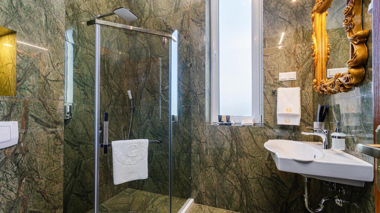 Gregory Boutique Hotel Kisinyov Kültér fotó A shower enclosure