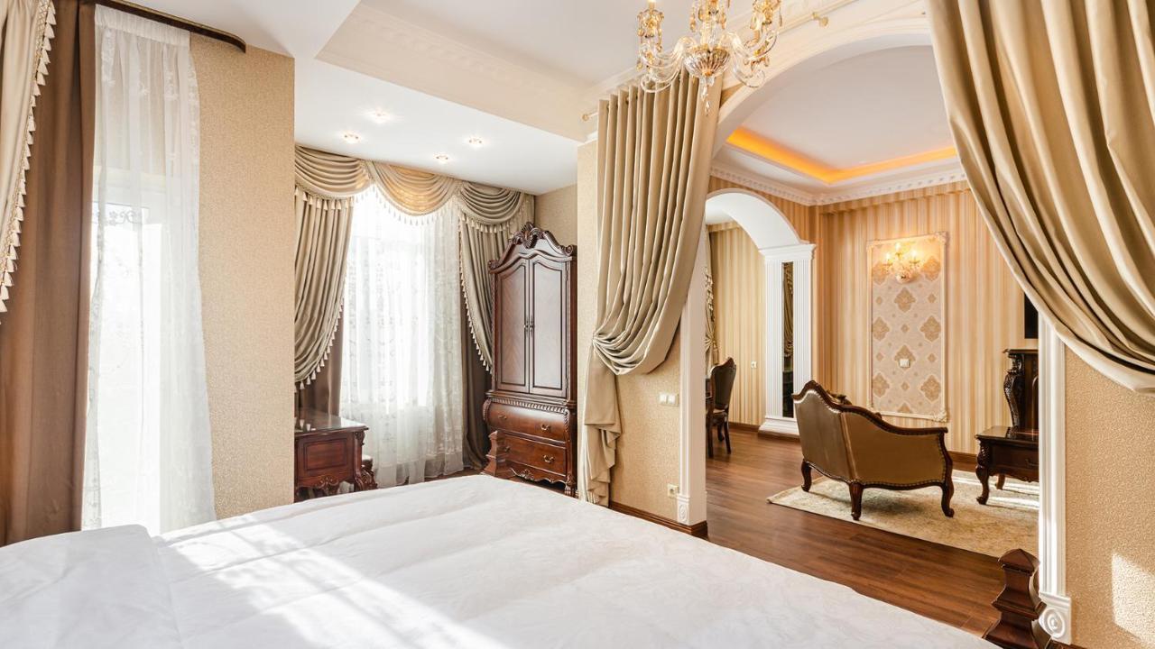 Gregory Boutique Hotel Kisinyov Kültér fotó A bedroom at the hotel