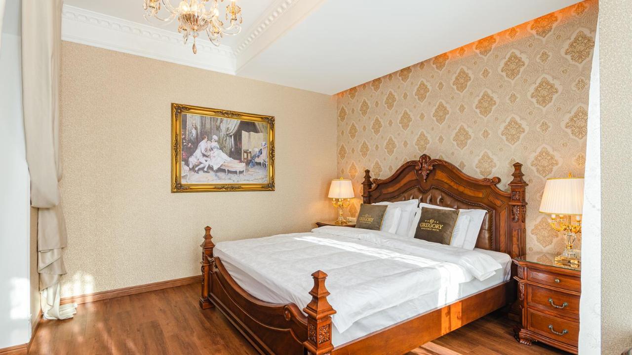 Gregory Boutique Hotel Kisinyov Kültér fotó A bedroom at the hotel