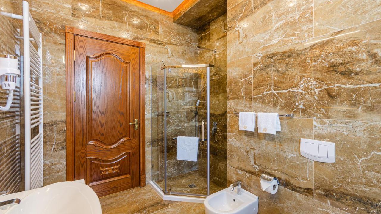 Gregory Boutique Hotel Kisinyov Kültér fotó A shower enclosure