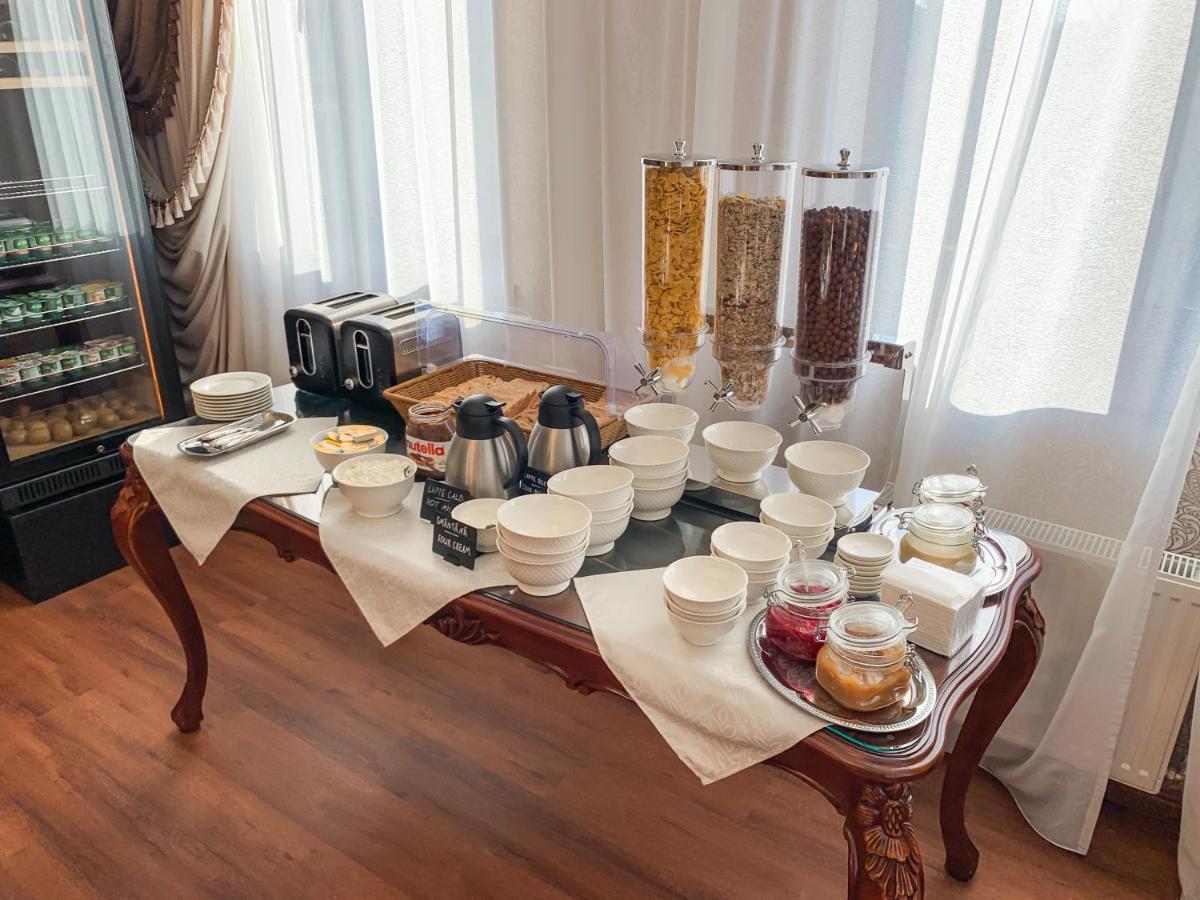 Gregory Boutique Hotel Kisinyov Kültér fotó A breakfast buffet