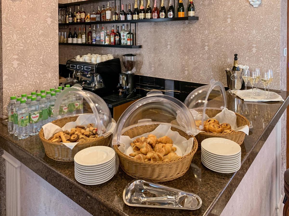 Gregory Boutique Hotel Kisinyov Kültér fotó A buffet at a hotel