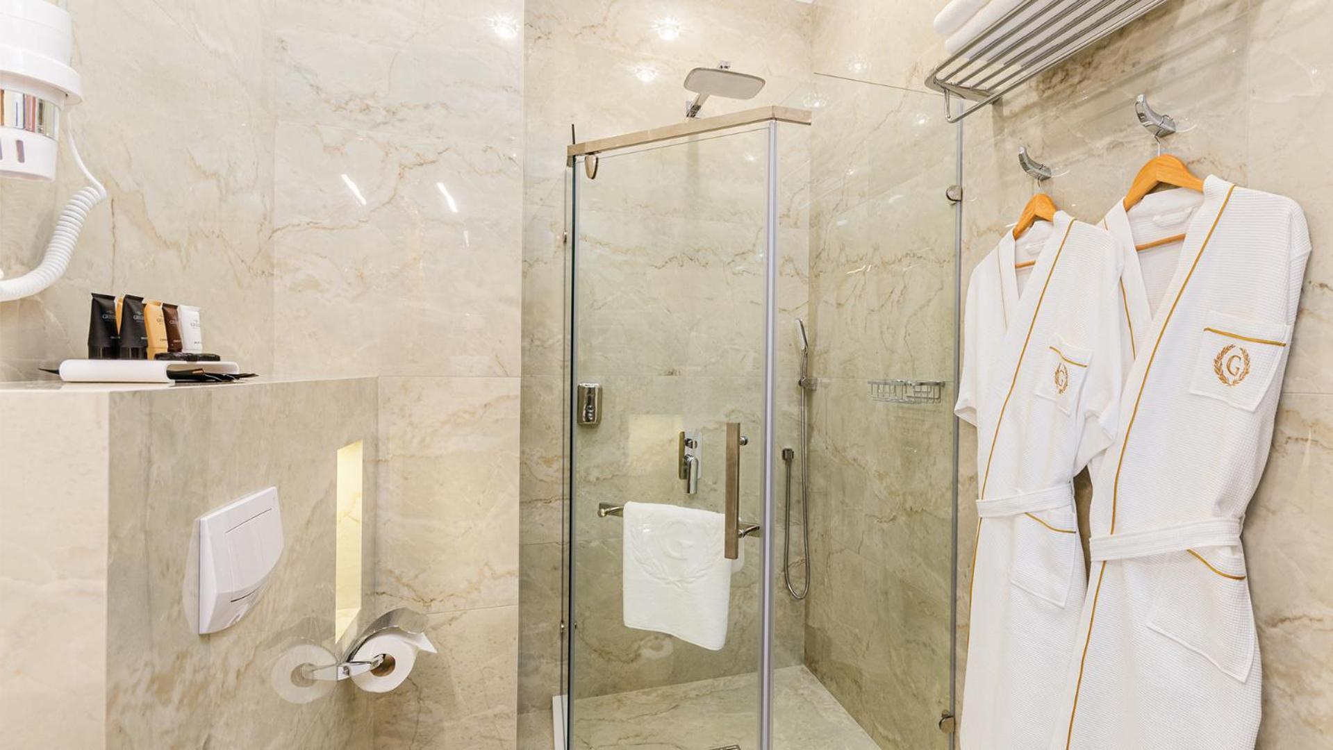 Gregory Boutique Hotel Kisinyov Kültér fotó A shower with a sliding door